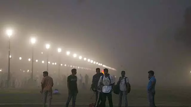धूल भरी आंधी के कारण 200 उड़ानें विलंबित: दिल्ली हवाई अड्डे पर यात्रियों को परेशानी धूल भरी आंधी के कारण 200 उड़ानें विलंबित: दिल्ली हवाई अड्डे पर यात्रियों को परेशानी