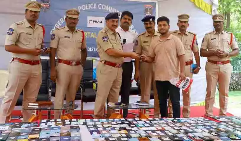 Cyberabad पुलिस ने 45 दिनों में 3.18 लाख रुपये मूल्य के 1,060 मोबाइल फोन बरामद किए Cyberabad पुलिस ने 45 दिनों में 3.18 लाख रुपये मूल्य के 1,060 मोबाइल फोन बरामद किए