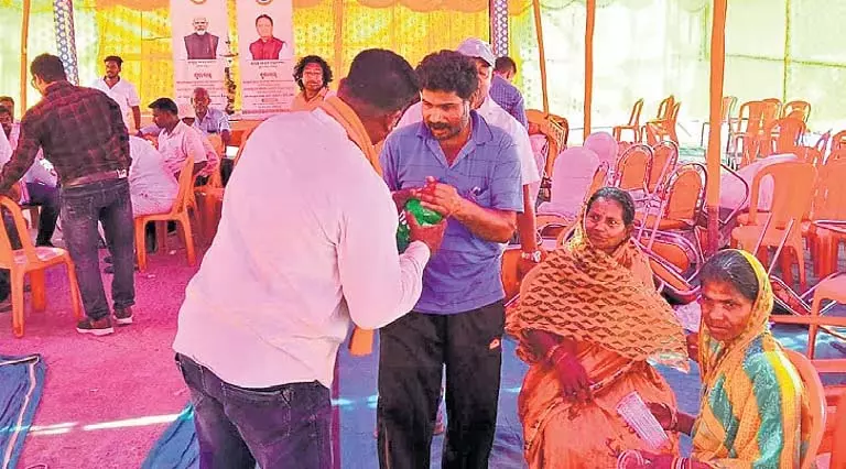 ‘बहिष्कार’ से परेशान भाजपा कार्यकर्ताओं ने Odisha में आयुष्मान कार्ड वितरण में बाधा डाली ‘बहिष्कार’ से परेशान भाजपा कार्यकर्ताओं ने Odisha में आयुष्मान कार्ड वितरण में बाधा डाली