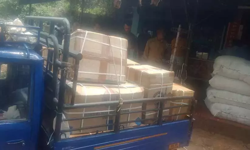 Kerala: मलप्पुरम में पुलिस ने ऑनलाइन मिले पटाखे जब्त किए Kerala: मलप्पुरम में पुलिस ने ऑनलाइन मिले पटाखे जब्त किए