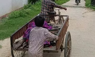 Raebareli: एंबुलेंस न मिलने पर किशोर ने घायल भाई को रिक्शे पर लादकर सीएचसी पहुंचाया Raebareli: एंबुलेंस न मिलने पर किशोर ने घायल भाई को रिक्शे पर लादकर सीएचसी पहुंचाया