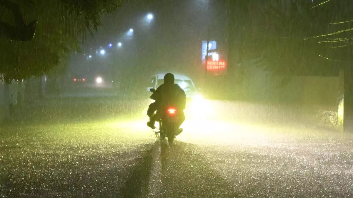 Kerala में शनिवार को भारी बारिश की आशंका, चार जिलों में येलो अलर्ट घोषित Kerala में शनिवार को भारी बारिश की आशंका, चार जिलों में येलो अलर्ट घोषित