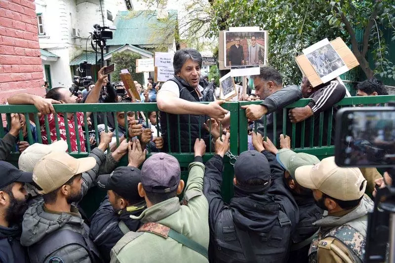 पुलिस ने श्रीनगर में वक्फ अधिनियम के खिलाफ PDP के मार्च को रोका पुलिस ने श्रीनगर में वक्फ अधिनियम के खिलाफ PDP के मार्च को रोका