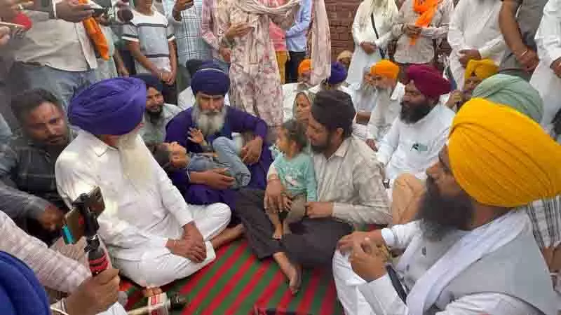Akal Takht के जत्थेदार ने कंग गांव में मारी गई महिला के परिवार से मुलाकात की Akal Takht के जत्थेदार ने कंग गांव में मारी गई महिला के परिवार से मुलाकात की