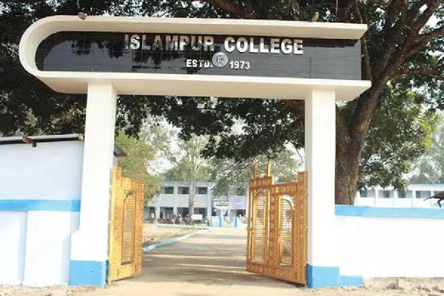 Dinajpur जिले के इस्लामपुर कॉलेज परिसर में शिक्षक-छात्र आमने-सामने Dinajpur जिले के इस्लामपुर कॉलेज परिसर में शिक्षक-छात्र आमने-सामने