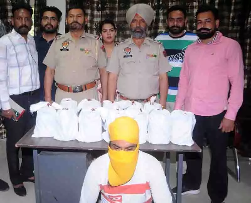 इस साल तीसरी बड़ी ड्रग खेप में Punjab पुलिस ने 18 किलो हेरोइन जब्त की इस साल तीसरी बड़ी ड्रग खेप में Punjab पुलिस ने 18 किलो हेरोइन जब्त की