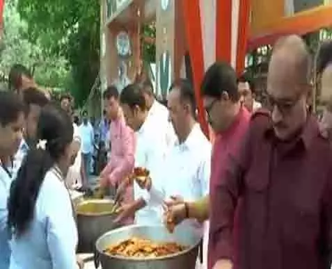 दिल्ली BJP अध्यक्ष वीरेंद्र सचदेवा ने हनुमान जयंती के अवसर पर वितरित किया भोजन दिल्ली BJP अध्यक्ष वीरेंद्र सचदेवा ने हनुमान जयंती के अवसर पर वितरित किया भोजन