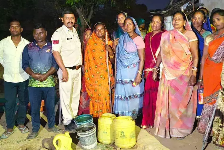 महिलाओं की मदद से शराब कोचिया गिरफ्तार महिलाओं की मदद से शराब कोचिया गिरफ्तार
