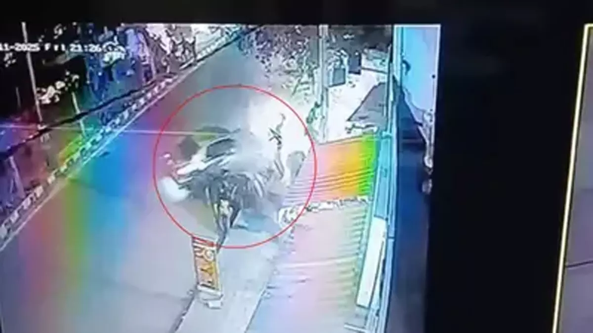 हिट-एंड-रन: तेज रफ्तार होंडा सिटी ने 7 बाइकों को टक्कर मारी, 2 लोग गंभीर रूप से घायल हिट-एंड-रन: तेज रफ्तार होंडा सिटी ने 7 बाइकों को टक्कर मारी, 2 लोग गंभीर रूप से घायल