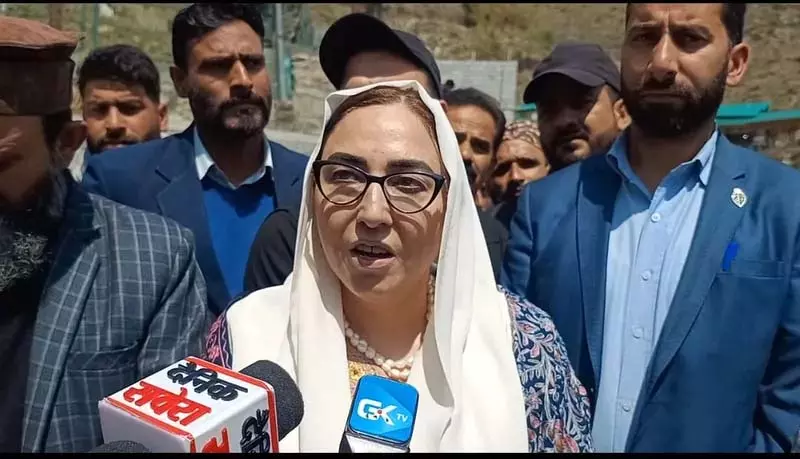 वार्षिक ज़ूल उत्सव से पहले, दरक्शां अंद्राबी ने Kashmir में ऐशमुकाम दरगाह का दौरा किया वार्षिक ज़ूल उत्सव से पहले, दरक्शां अंद्राबी ने Kashmir में ऐशमुकाम दरगाह का दौरा किया