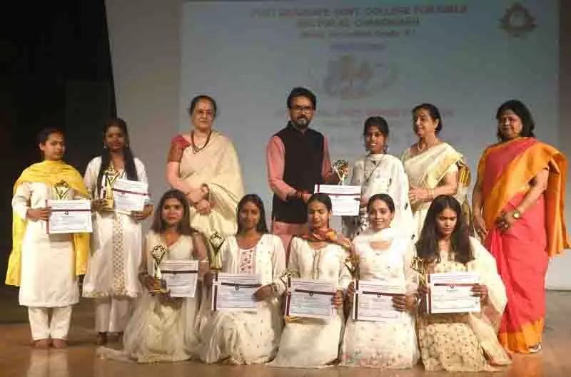 ठाकुर ने शैक्षणिक उत्कृष्टता के लिए GCG-42 के छात्रों को सम्मानित किया ठाकुर ने शैक्षणिक उत्कृष्टता के लिए GCG-42 के छात्रों को सम्मानित किया
