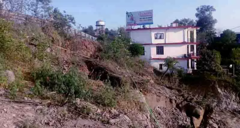 Dehra में राजमार्ग ढहने से आक्रोश, स्थानीय लोगों ने प्रशासनिक ‘लापरवाही’ को ठहराया जिम्मेदार Dehra में राजमार्ग ढहने से आक्रोश, स्थानीय लोगों ने प्रशासनिक ‘लापरवाही’ को ठहराया जिम्मेदार