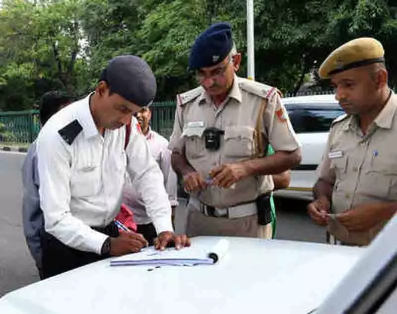 Jalandhar: यातायात पुलिस कर्मियों को अनुकरणीय कार्य के लिए सम्मानित किया गया Jalandhar: यातायात पुलिस कर्मियों को अनुकरणीय कार्य के लिए सम्मानित किया गया