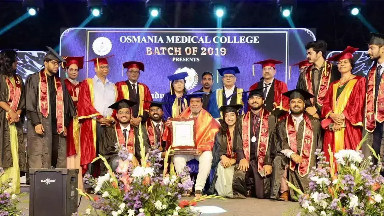 Doctors से उस्मानिया दीक्षांत समारोह में निस्वार्थ भाव से सेवा करने का आग्रह किया Doctors से उस्मानिया दीक्षांत समारोह में निस्वार्थ भाव से सेवा करने का आग्रह किया