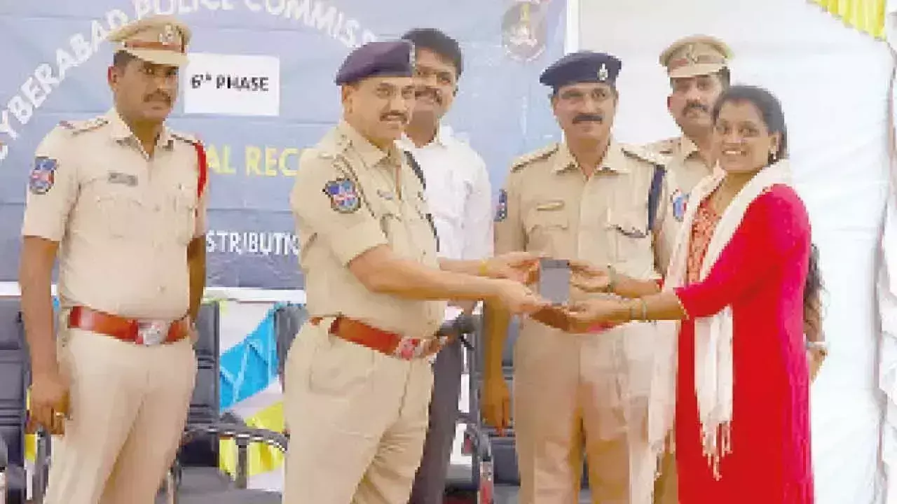 साइबराबाद पुलिस ने 3.18 करोड़ रुपये मूल्य के 1,060 मोबाइल सही मालिकों को सौंपे साइबराबाद पुलिस ने 3.18 करोड़ रुपये मूल्य के 1,060 मोबाइल सही मालिकों को सौंपे