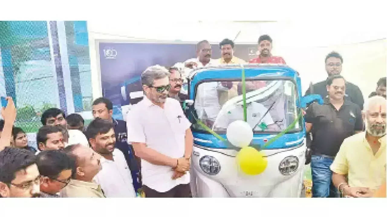 Telangana: बजाज ने लॉन्च किया गो गो इलेक्ट्रिक ऑटो Telangana: बजाज ने लॉन्च किया गो गो इलेक्ट्रिक ऑटो