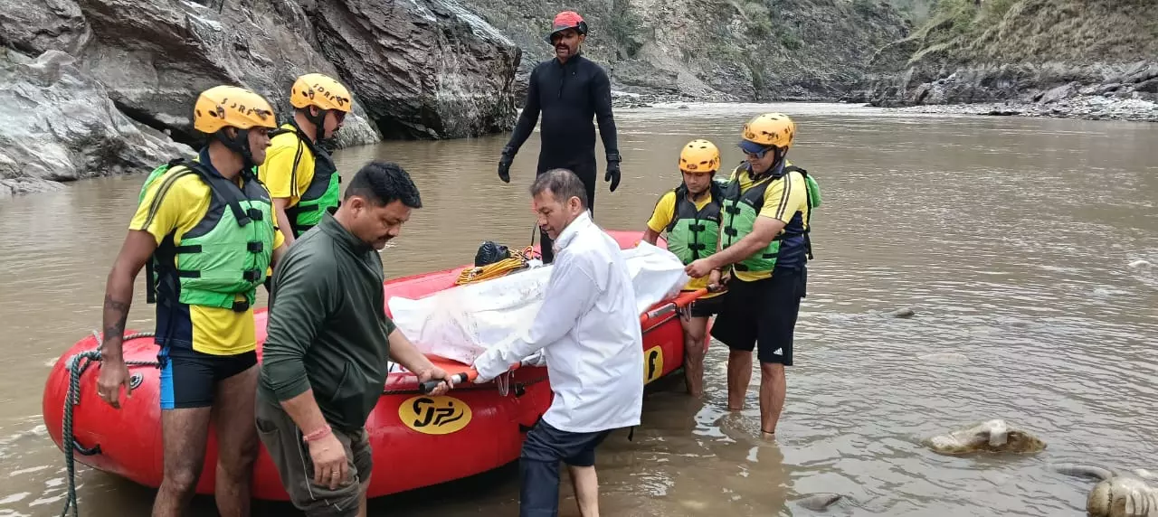 Devprayag हादसे में लापता हुए पांचों लोगों की मौत, पुलिस ने किए मृतकों के शव बरामद Devprayag हादसे में लापता हुए पांचों लोगों की मौत, पुलिस ने किए मृतकों के शव बरामद