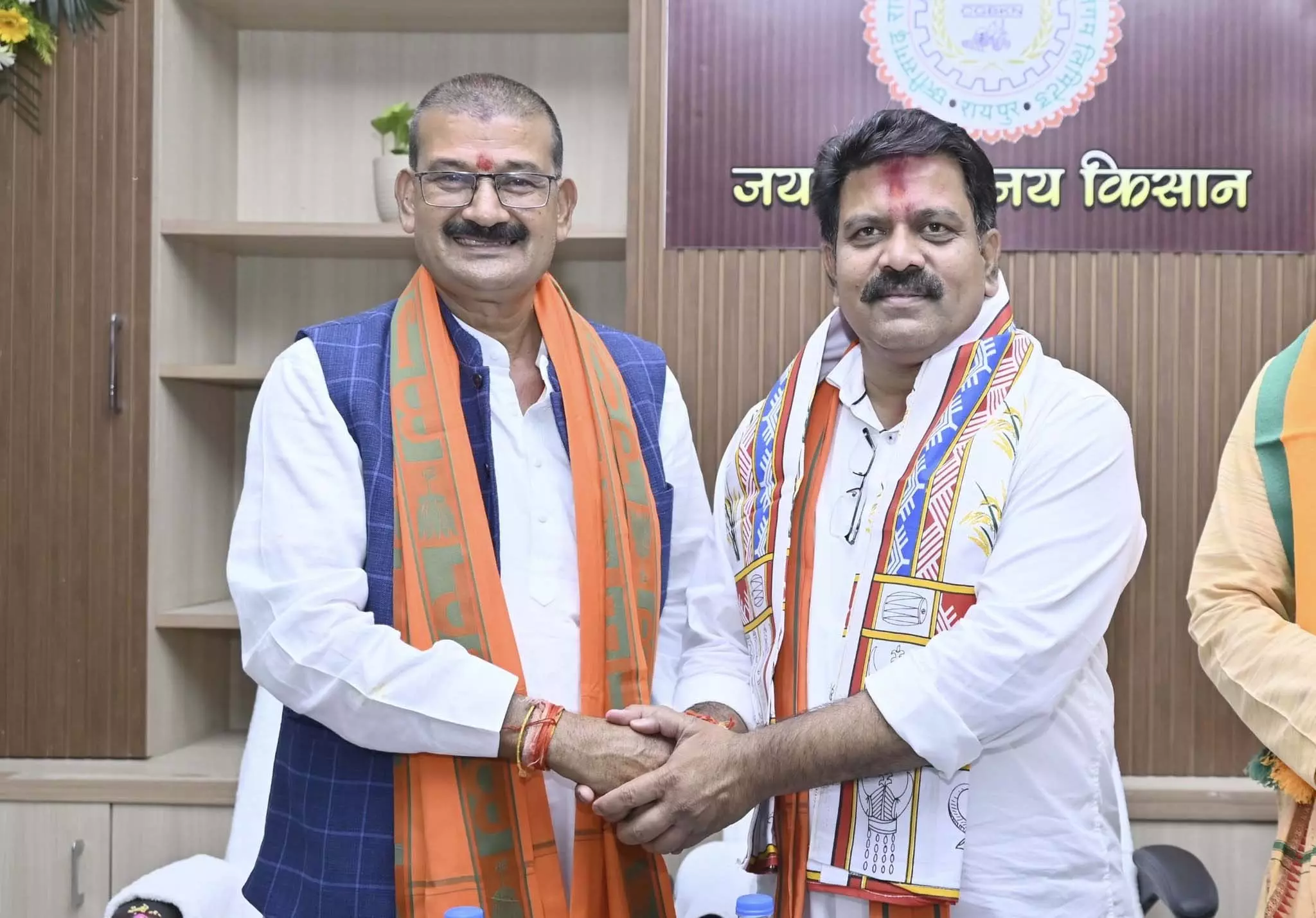 नवा रायपुर में चंद्रहास चंद्राकर और सुरेश कुमार चंद्रवंशी ने संभाला पदभार नवा रायपुर में चंद्रहास चंद्राकर और सुरेश कुमार चंद्रवंशी ने संभाला पदभार
