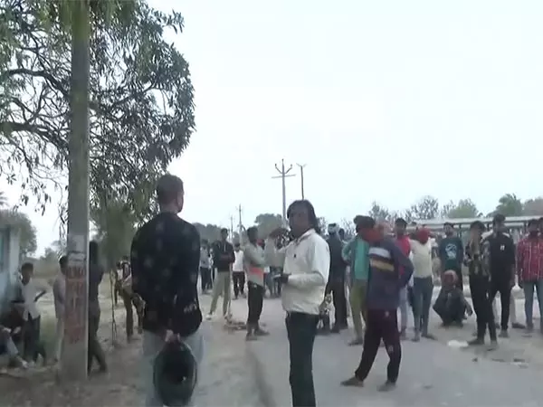 अंबेडकर प्रतिमा हटाने के आरोप में ग्रामीणों और पुलिस में झड़प अंबेडकर प्रतिमा हटाने के आरोप में ग्रामीणों और पुलिस में झड़प