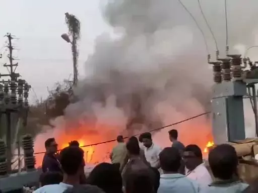 CG: बिजली सबस्टेशन में लगी भीषण आग, मचा हड़कंप CG: बिजली सबस्टेशन में लगी भीषण आग, मचा हड़कंप