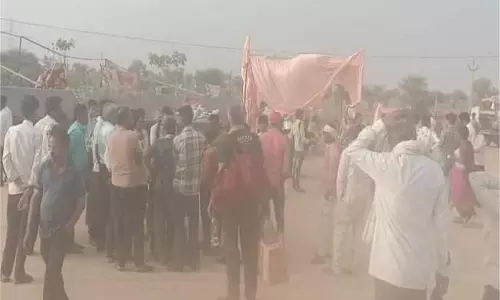 Rajasthan: पंडित प्रदीप मिश्रा की कथा के दौरान मौसम बिगड़ने से मची अफरा तफरी, तीन लोग घायल Rajasthan: पंडित प्रदीप मिश्रा की कथा के दौरान मौसम बिगड़ने से मची अफरा तफरी, तीन लोग घायल