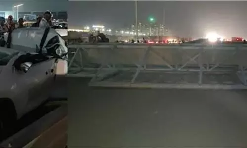 Haryana: बड़ा हादसा, चलती कार पर गिरा बड़ा साइनबोर्ड
