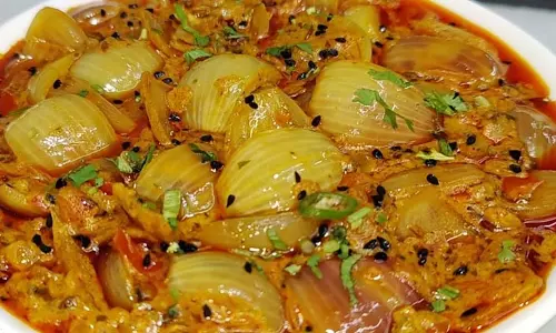 Dahi Onion Sabzi: गर्मियों में सेहत का ख्याल रखती है ये डिश Dahi Onion Sabzi: गर्मियों में सेहत का ख्याल रखती है ये डिश