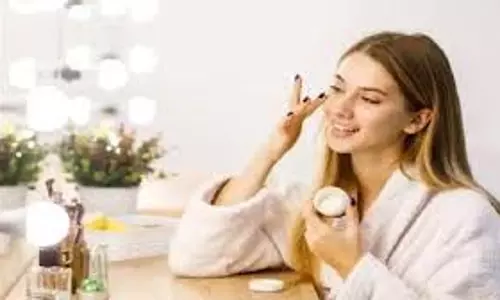 Skin Care: घर पर स्किन केयर करते समय बरतें ये सावधानियां, जानें क्या लगाएं और क्या नहीं