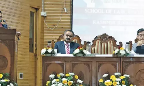 न्यायमूर्ति एन कोटिस्वर सिंह ने केयू में राष्ट्रीय सम्मेलन को संबोधित किया