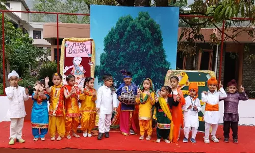 मंडी डीएवी के बच्चों ने मनाई बैसाखी मंडी डीएवी के बच्चों ने मनाई बैसाखी