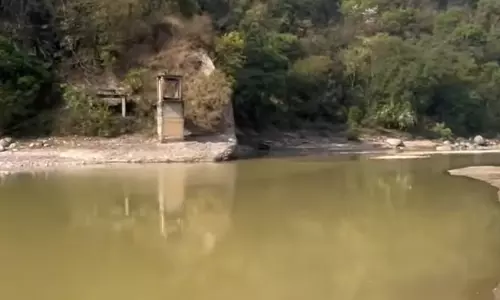 न्यूगल नदी में कचरा डालने से पानी प्रदूषित न्यूगल नदी में कचरा डालने से पानी प्रदूषित
