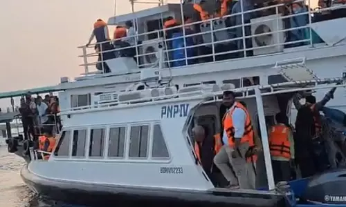 मुंबई : अरब सागर में टला बड़ा हादसा, कर्मियों की सूझबूझ से बची यात्रियों की जान मुंबई : अरब सागर में टला बड़ा हादसा, कर्मियों की सूझबूझ से बची यात्रियों की जान