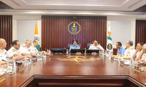 नौसेना कमांडर्स ने सीडीएस, आर्मी चीफ और वायुसेना प्रमुख के साथ किया विचार-विमर्श नौसेना कमांडर्स ने सीडीएस, आर्मी चीफ और वायुसेना प्रमुख के साथ किया विचार-विमर्श