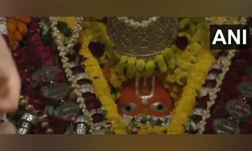 हनुमान जयंती पर Ayodhya के हनुमान गढ़ी मंदिर में भक्तों की भीड़ उमड़ी