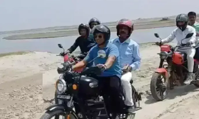 Motihari: डीएम का अनोखा अंदाज़, बाइक से पहुंच रहे विकास योजनाओं की हकीकत जानने Motihari: डीएम का अनोखा अंदाज़, बाइक से पहुंच रहे विकास योजनाओं की हकीकत जानने