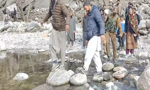 J&K के बुंजवाह के निवासियों ने कनेक्टिविटी संबंधी समस्याओं को कम करने के लिए पुल की मांग की