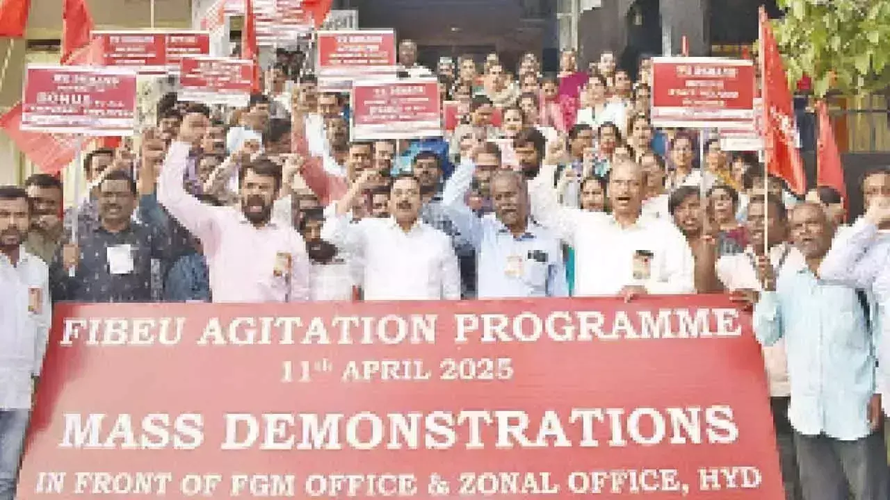 Telangana: इंडियन बैंक कर्मचारियों ने किया विरोध प्रदर्शन Telangana: इंडियन बैंक कर्मचारियों ने किया विरोध प्रदर्शन
