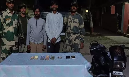 BSF ने अमृतसर में 1 लाख रुपये की संदिग्ध ड्रग मनी के साथ 2 आरोपी तस्करों को पकड़ा