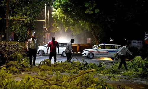 Delhi: राजधानी में धूल भरी आंधी और बारिश से यातायात जाम Delhi: राजधानी में धूल भरी आंधी और बारिश से यातायात जाम