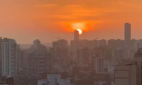 Mumbai : अस्थायी राहत के बाद फिर लौटी भीषण गर्मी Mumbai : अस्थायी राहत के बाद फिर लौटी भीषण गर्मी