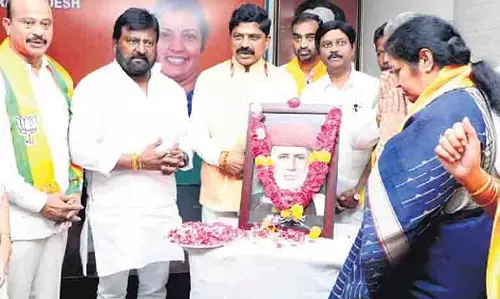 Andhra भाजपा नेताओं ने ज्योतिराव फुले की जयंती पर उन्हें श्रद्धांजलि दी