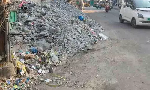 GHMC की उदासीनता के कारण सड़कें डंपिंग यार्ड में तब्दील हो गईं