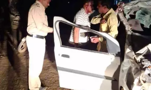 व्यापारी तड़प रहा था वाहन की ठोकर से, पुलिसकर्मी बने देवदूत