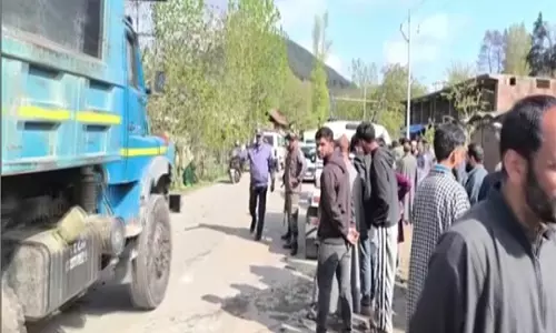 Kupwara में कॉलेज बस दुर्घटना में 1 की मौत, कई घायल Kupwara में कॉलेज बस दुर्घटना में 1 की मौत, कई घायल