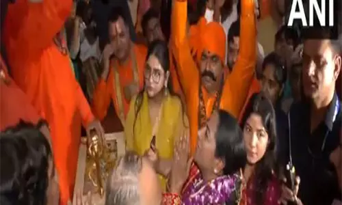Delhi CM ने करोल बाग स्थित संकट मोचन धाम में पूजा-अर्चना की