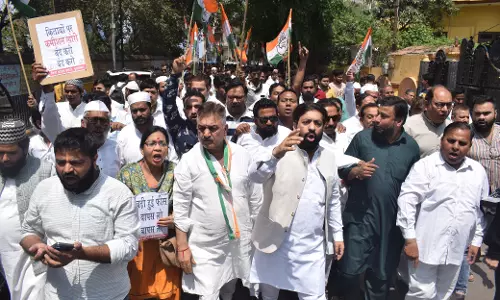 Moradabad: कांग्रेसियों ने निजी स्कूलों की मनमानी के खिलाफ किया प्रदर्शन