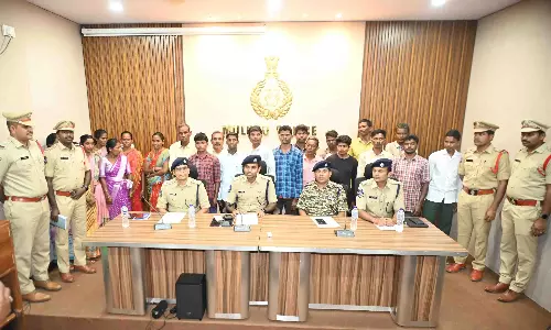 22 माओवादियों ने मुलुगु SP के समक्ष आत्मसमर्पण किया