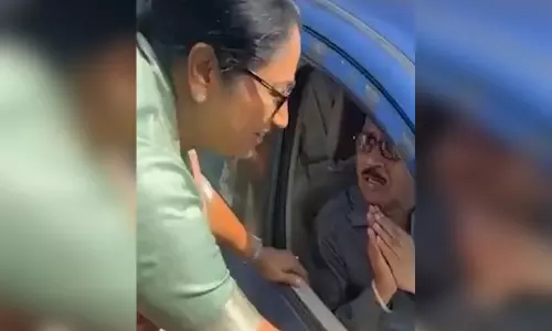 गायों को देख सीएम ने रोका काफिला, कार चालक के पास पहुंचीं और की भावुक अपील