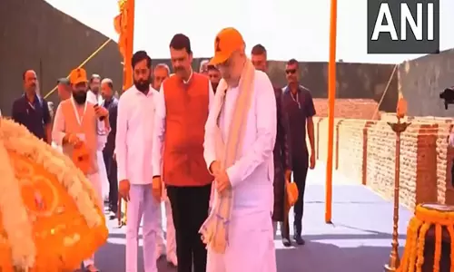 Amit Shah, फडणवीस ने रायगढ़ किले में छत्रपति शिवाजी महाराज को श्रद्धांजलि अर्पित की