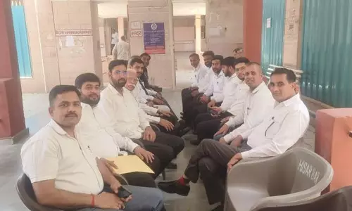 Haryana : हिसार बार एसोसिएशन ने नायब तहसीलदार के ‘दुर्व्यवहार’ पर काम स्थगित किया Haryana : हिसार बार एसोसिएशन ने नायब तहसीलदार के ‘दुर्व्यवहार’ पर काम स्थगित किया